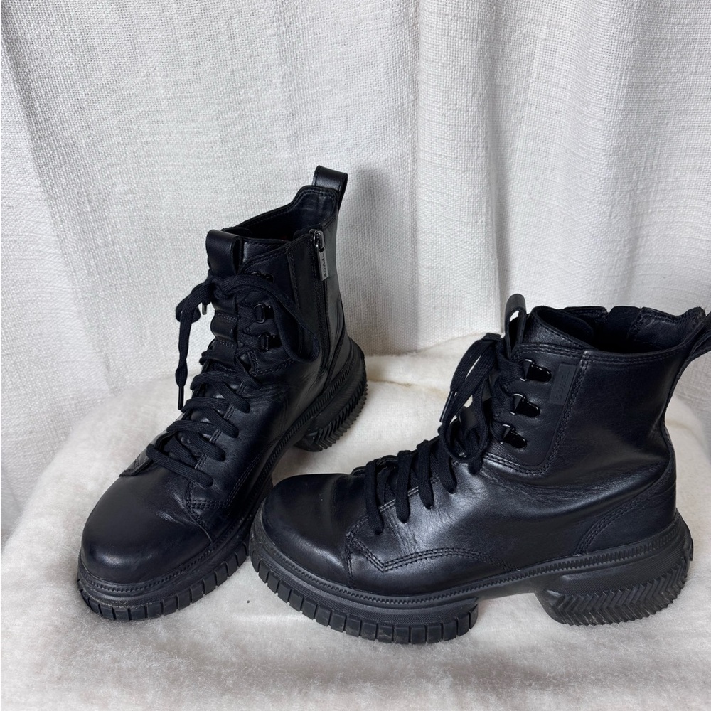 Sorel One Ave Waterproof Boot size 9